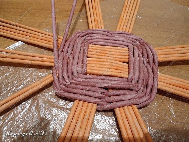 Поднос из газетных трубочек Поднос из газетных трубочек