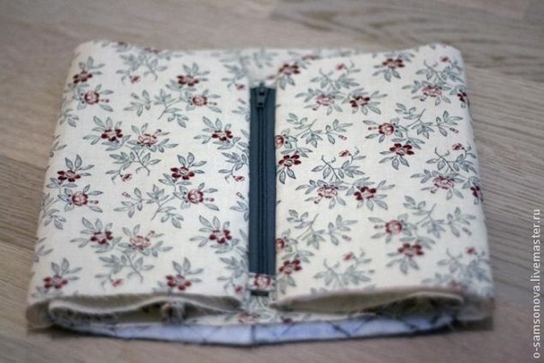 Сумочка - косметичка на молнии прямоугольная.