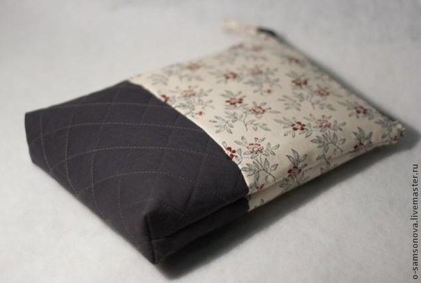 Сумочка - косметичка на молнии прямоугольная.