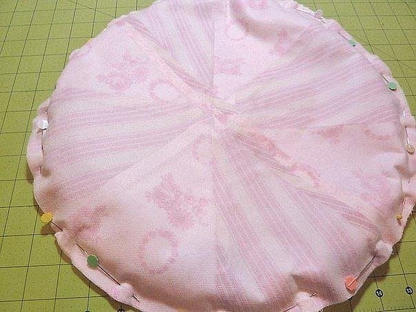 Круглая подушка из лоскутов. Мастер-класс.