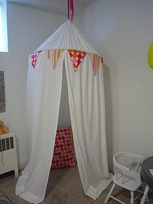 Летний шатер для деток с помощью обруча и простыни