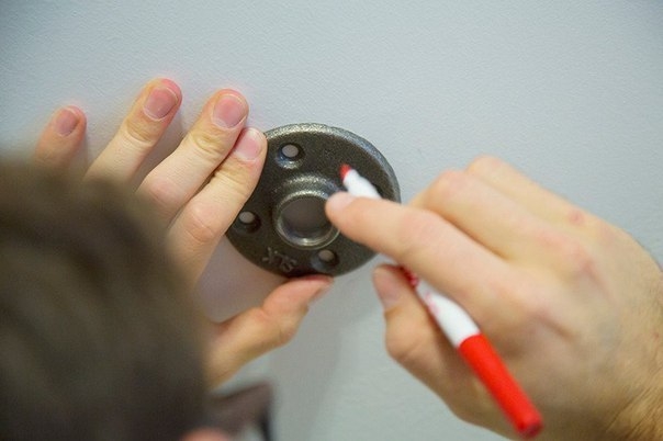 Потолочная вешалка из труб