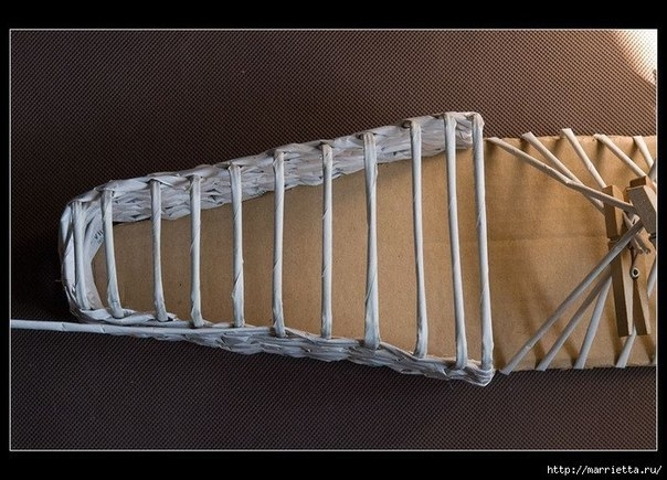 Декоративное кашпо-автомобиль из бумажных трубочек