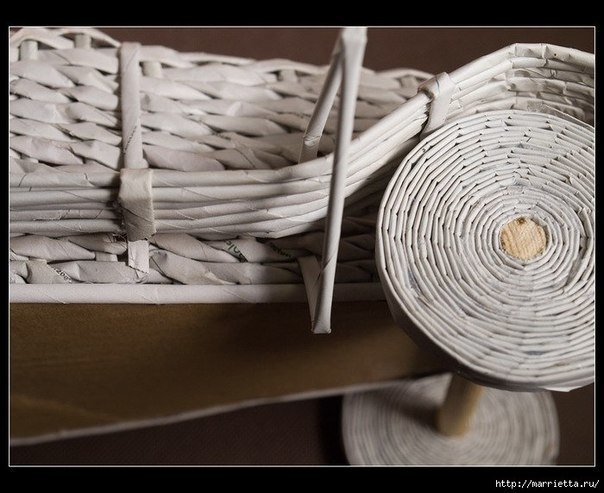 Декоративное кашпо-автомобиль из бумажных трубочек