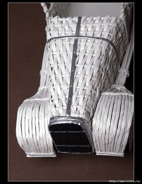 Декоративное кашпо-автомобиль из бумажных трубочек