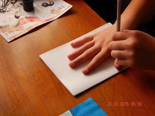 Лебеди из бумажных ладошек