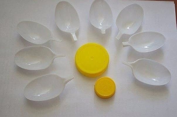 Симпатичные цветочки из пластиковых ложек