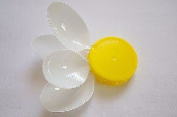 Симпатичные цветочки из пластиковых ложек