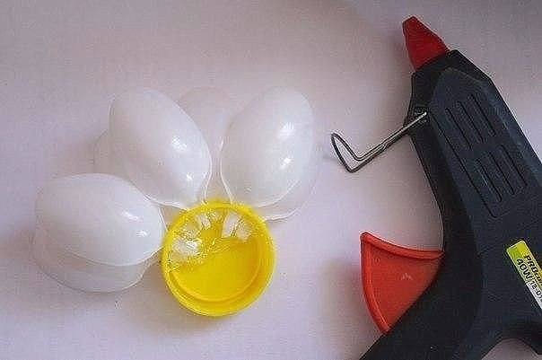 Симпатичные цветочки из пластиковых ложек