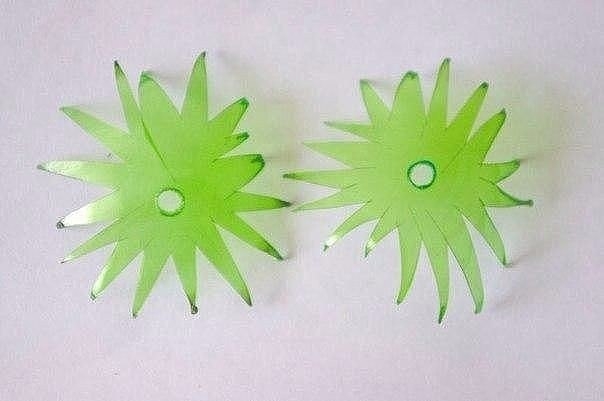 Симпатичные цветочки из пластиковых ложек