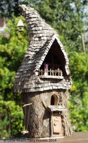 Домики из старых пней