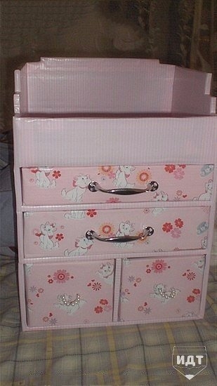 Тумбочка из картона для хранения мелочей