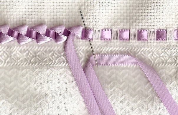 Бордюр из лент на полотенце.