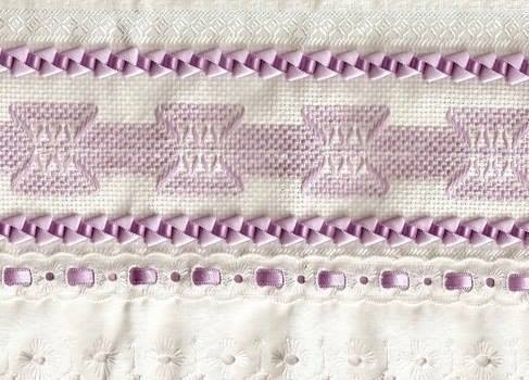 Бордюр из лент на полотенце.