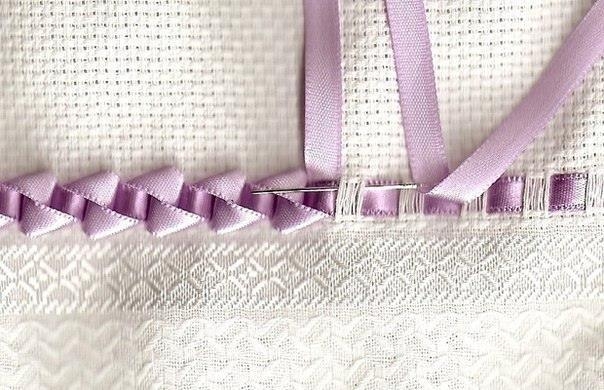 Бордюр из лент на полотенце.