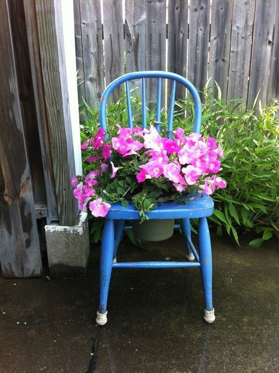 Клумбы из старых стульев. Идеи. Клумбы из старых стульев. Идеи.