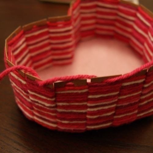 Плетеная корзинка из картона и пряжи