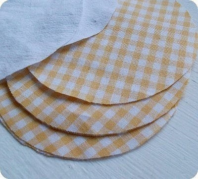 Украшение пуфика цветочными мотивами. Украшение пуфика цветочными мотивами.