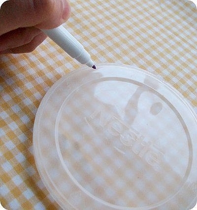 Украшение пуфика цветочными мотивами. Украшение пуфика цветочными мотивами.