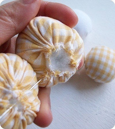 Украшение пуфика цветочными мотивами. Украшение пуфика цветочными мотивами.