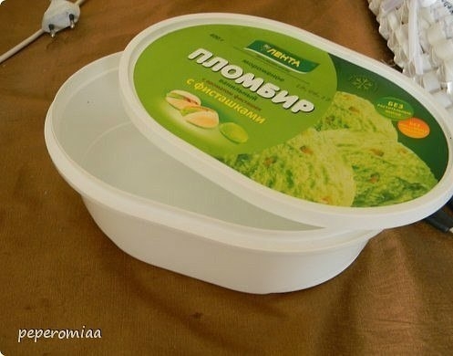 Шкатулка из контейнера от мороженого и атласных лент