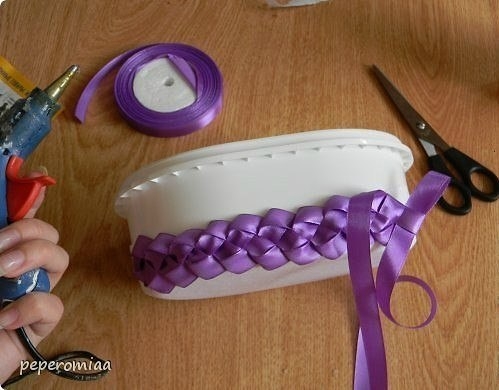 Шкатулка из контейнера от мороженого и атласных лент