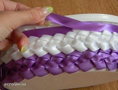 Шкатулка из контейнера от мороженого и атласных лент