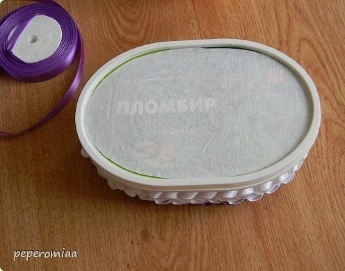 Шкатулка из контейнера от мороженого и атласных лент