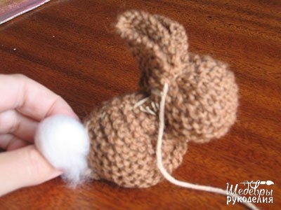 Зайчик из вязаного квадрата