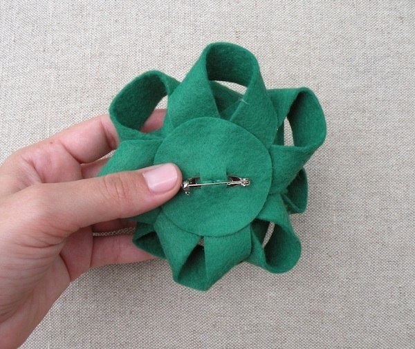 Бант-украшение из фетровых ленточек