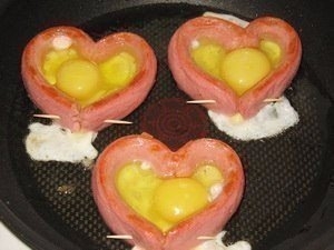 Яичница “Сердце” к завтраку 
