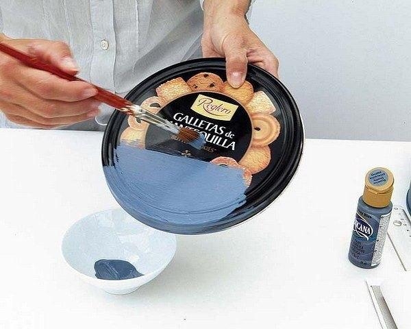 Коробочка из-под печенья превращается в коробочку для хранения чайных пакетиков