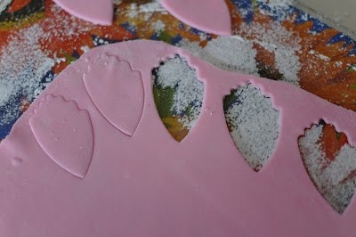 Декорируем торт пионами