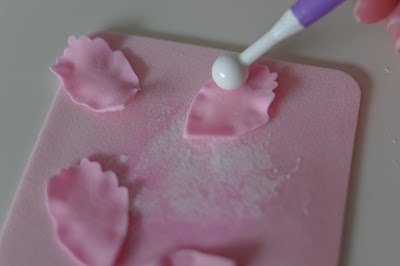 Декорируем торт пионами