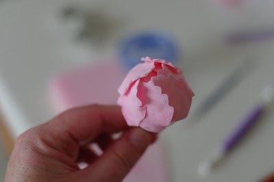 Декорируем торт пионами