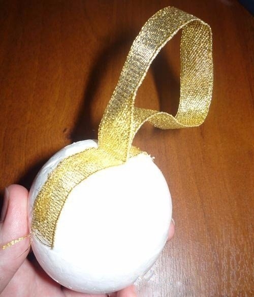 Украшение из тыквенных семечек.