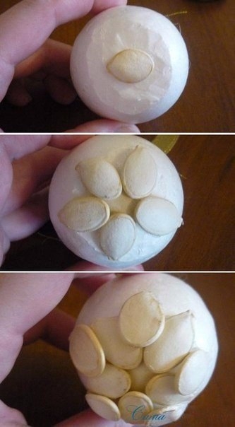 Украшение из тыквенных семечек.