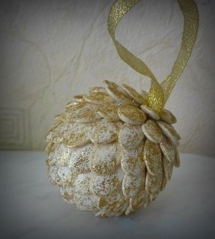 Украшение из тыквенных семечек.