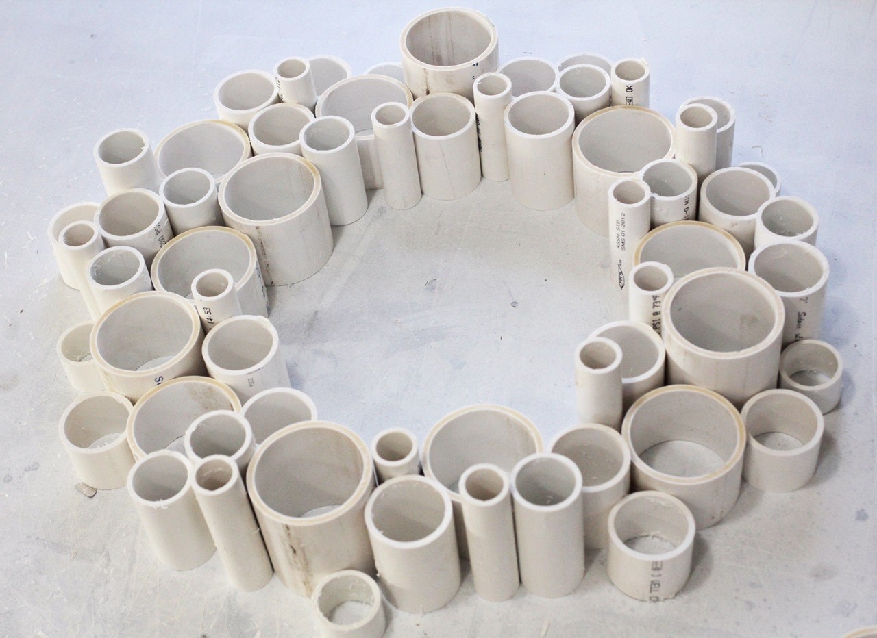 Необычный венок для декора вашего дома из ПВХ труб