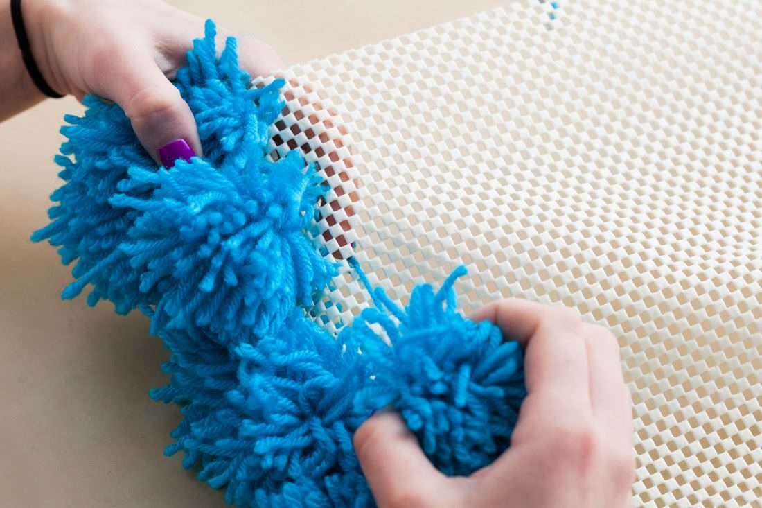 Пушистое украшение для интерьера своими руками