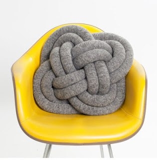 Декоративная подушка-узел