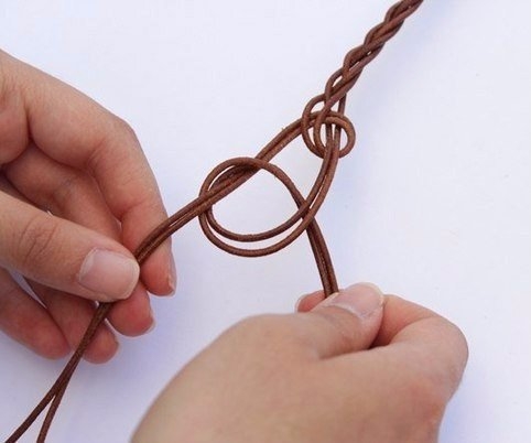 Кручёное колье из кожаных шнуров