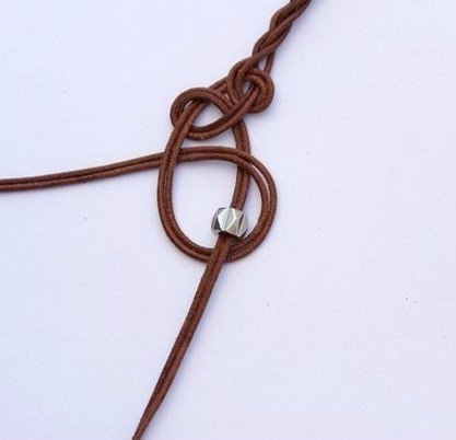 Кручёное колье из кожаных шнуров