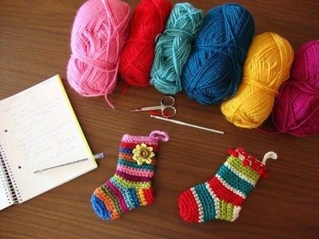 Носочки малышам из остатков пряжи