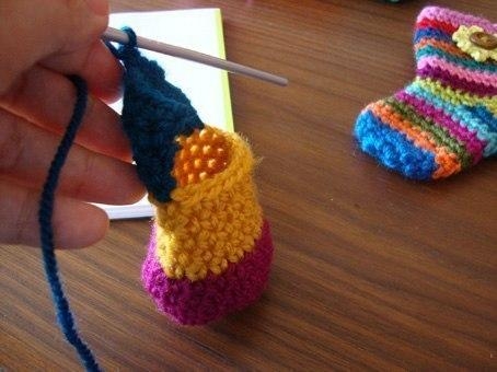 Носочки малышам из остатков пряжи