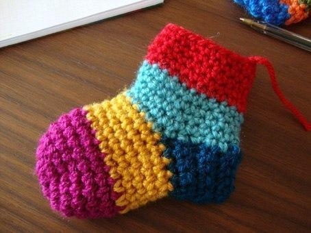 Носочки малышам из остатков пряжи