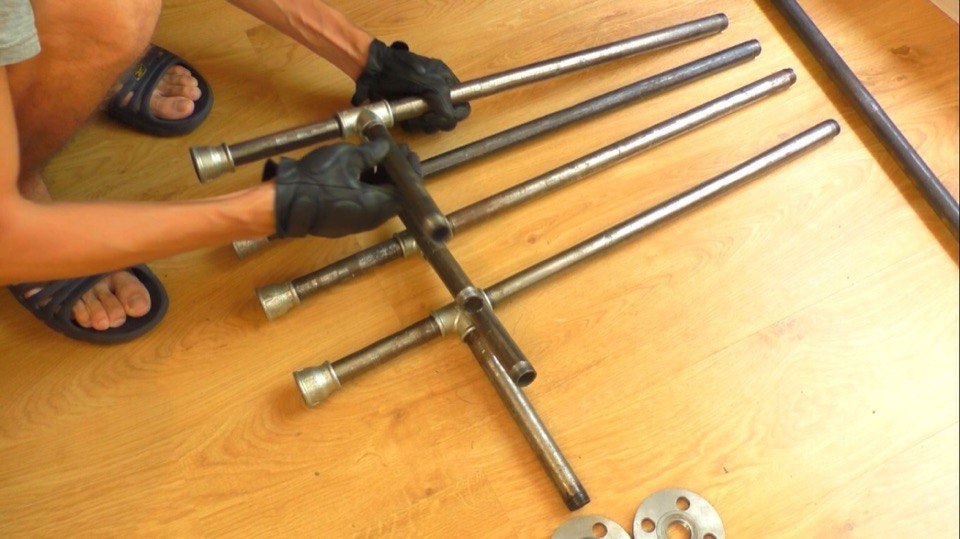 Стол из труб и фитингов