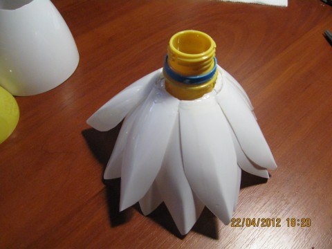 Лилия из пластиковых бутылок