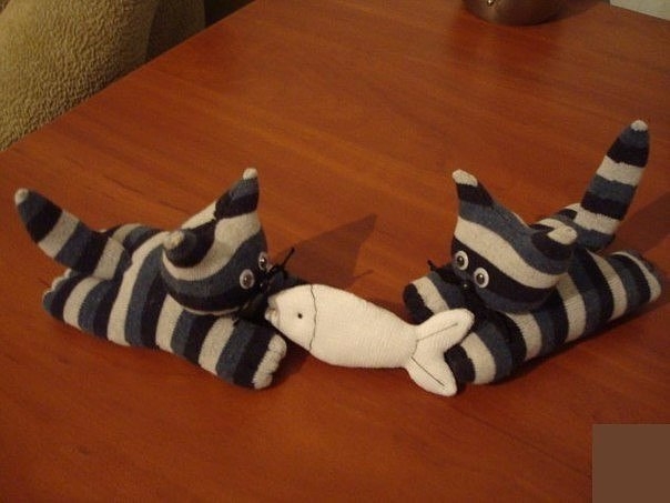 Милые котики из носочков Милые котики из носочков