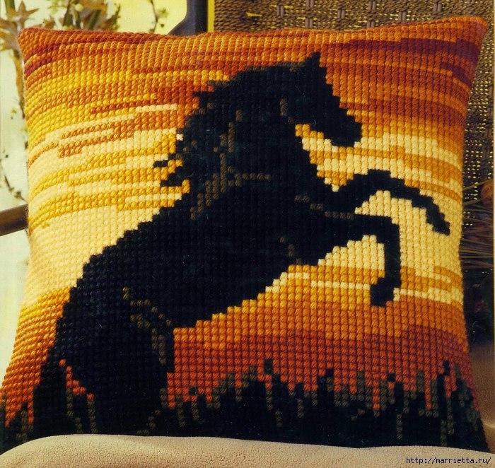 Черная лошадь на подушке. Вышивка